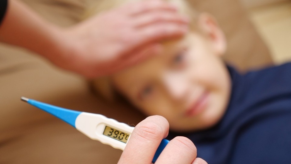 «Лежал на матрасе и ждал отца с уколом»: Чтобы отвезти ребенка в больницу, матери пришлось вызывать полицию