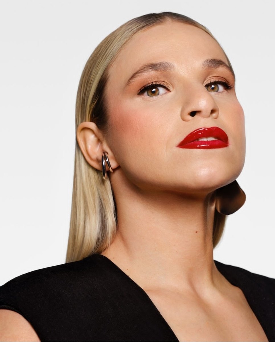 Оксана Мастерс демонстрирует макияж с акцентной красной помадой для бренда Lancôme. Визажист: Manon Çaná Škoviènová. На  Оксане Мастерс помада с кремовым финишем L'Absolu Rouge Creame. Фото: Irina Bhest/Lancôme.