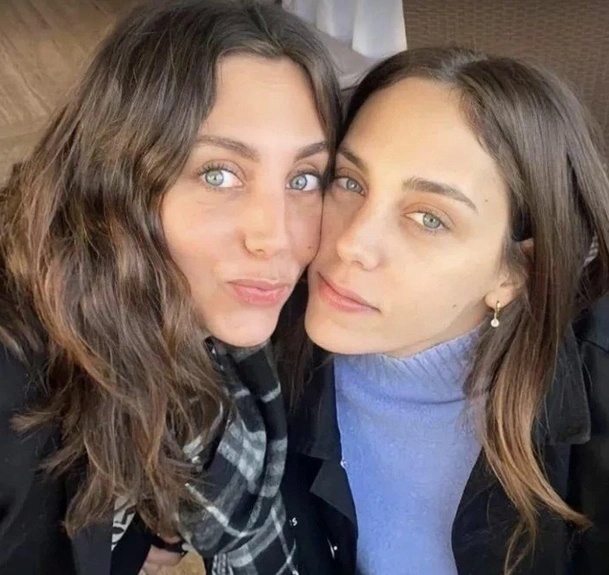 Сестра-близнец — Эзги Караель и Ойкю Караель. Ойкю Караель и Эзги Караель крайне нелегко отличить друг от друга, настолько женщины похожи внешне.