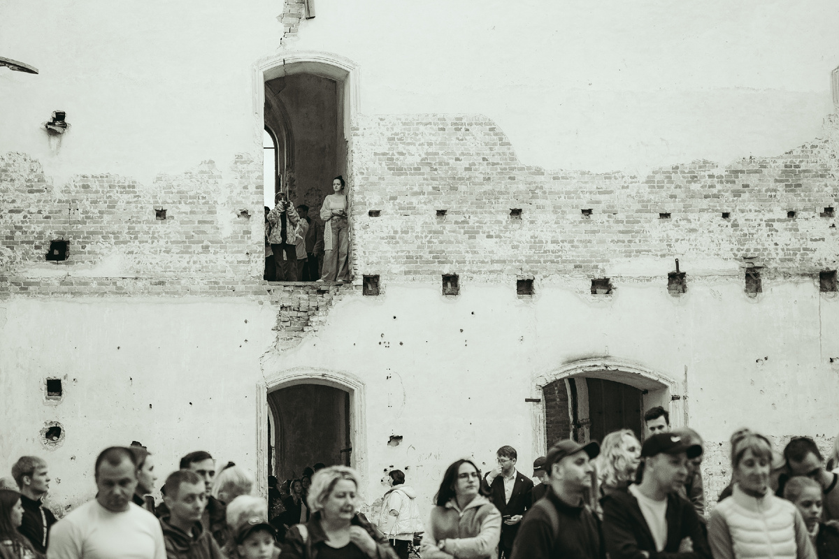 Народ собирается. С верхнего "балкончика" чуть позже всех выгонят - безопасность, но, пока они об этом еще не знают.