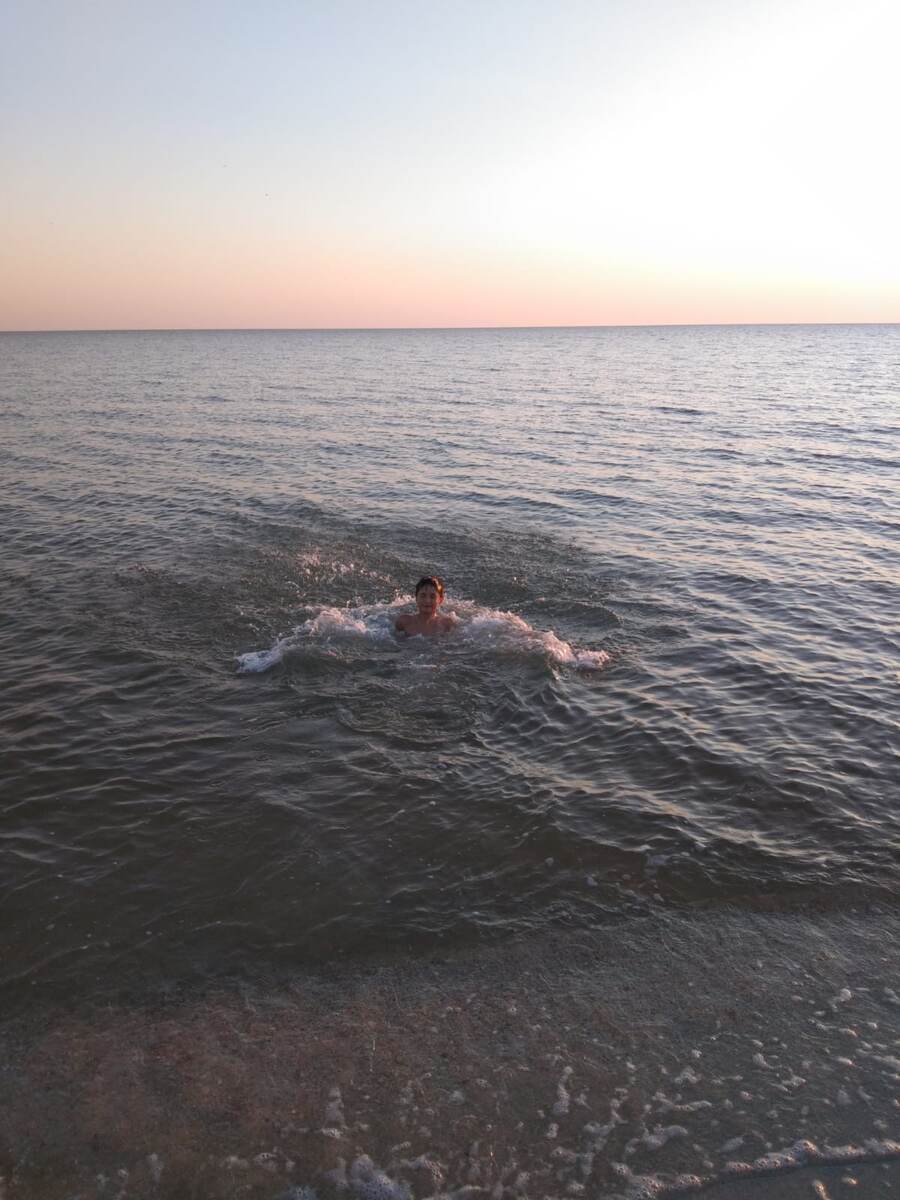 Море тёплое, а вот на поверхности не очень)))