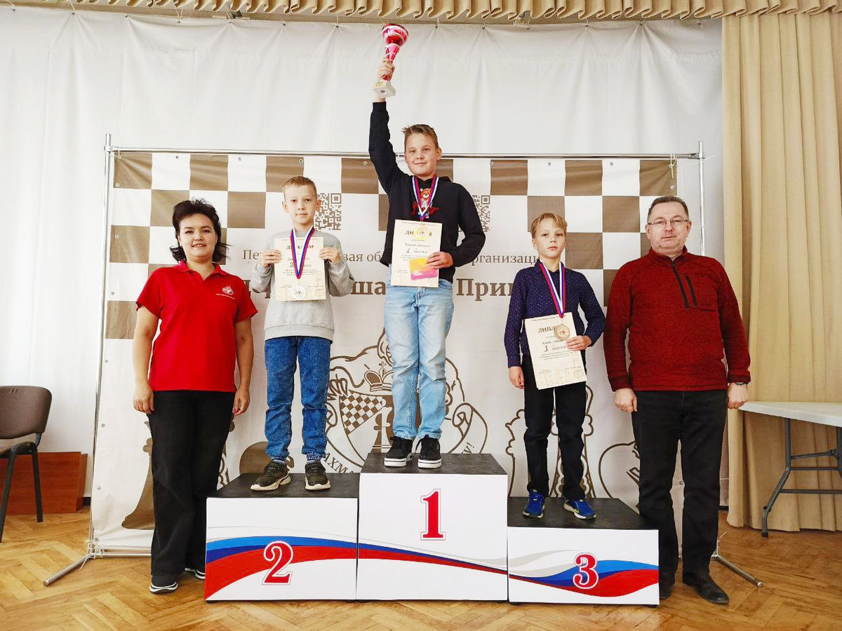 Константин Меньшиков на верхней ступени пьедестала почёта с кубком победителя Первенства Пермского края по быстрым шахматам