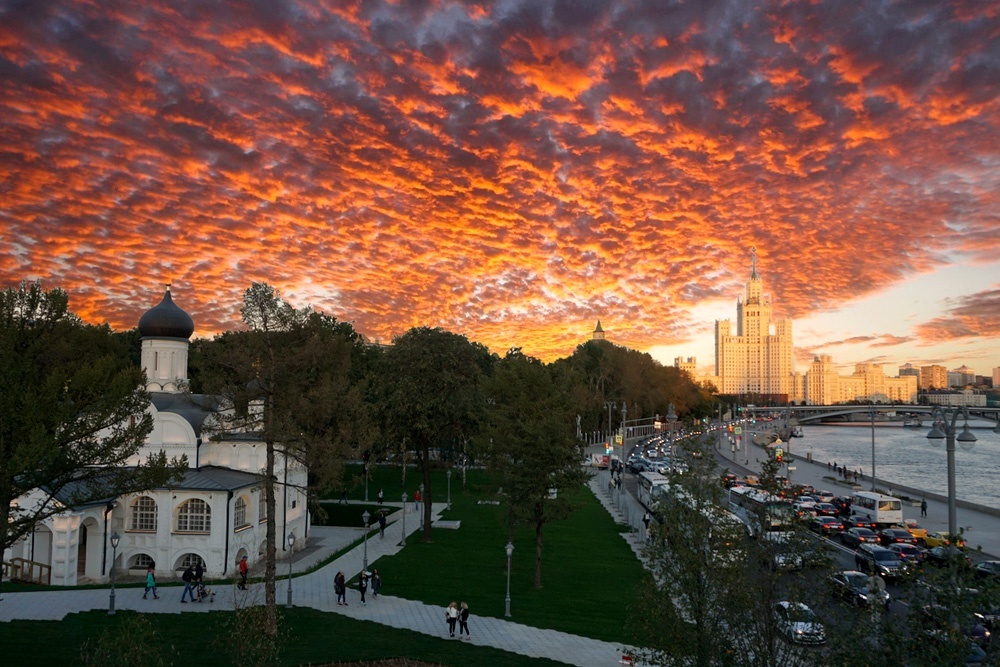    На фоне закатов в столице эффектно смотрятся старинные строения и современные здания. / Фото: iStock