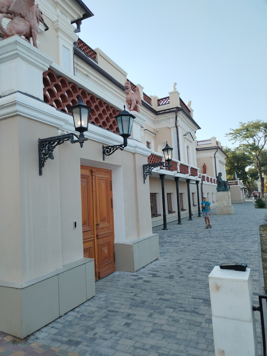 Здание галереи Айвазовского на улице Галерейной. Фото автора. 