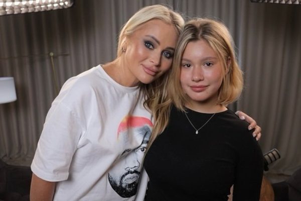    Дана Борисова с дочерью. Фото: СтарХит