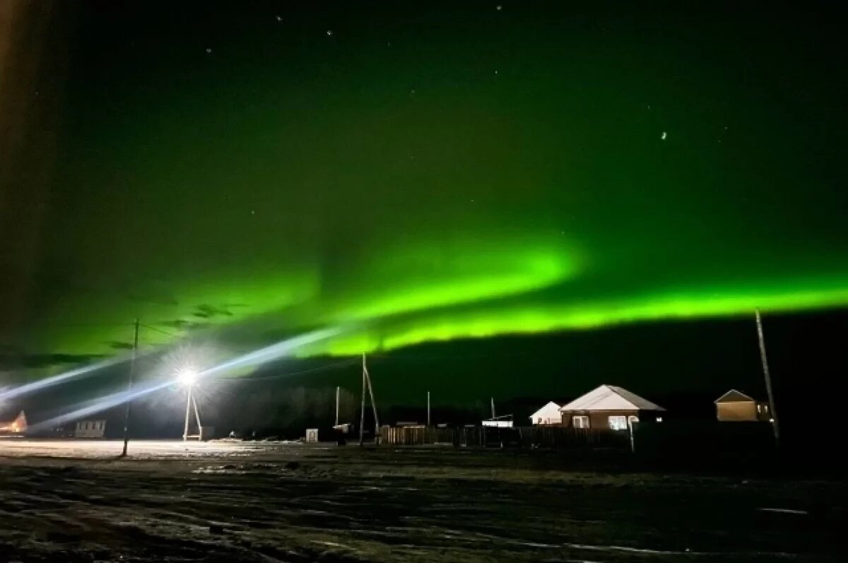    Сияние танцевало в небе над республикой.