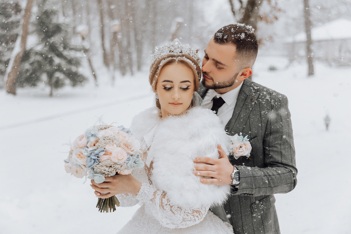 Свадебная фотосессия, когда идет снег
