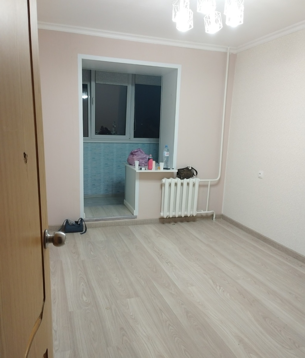 Комната старшенькой: из-за этого угла мы выскакивали с криками и брызгами... 