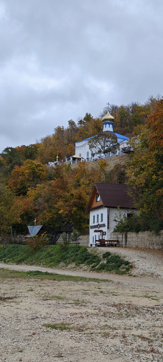 Монастырь и кафе 