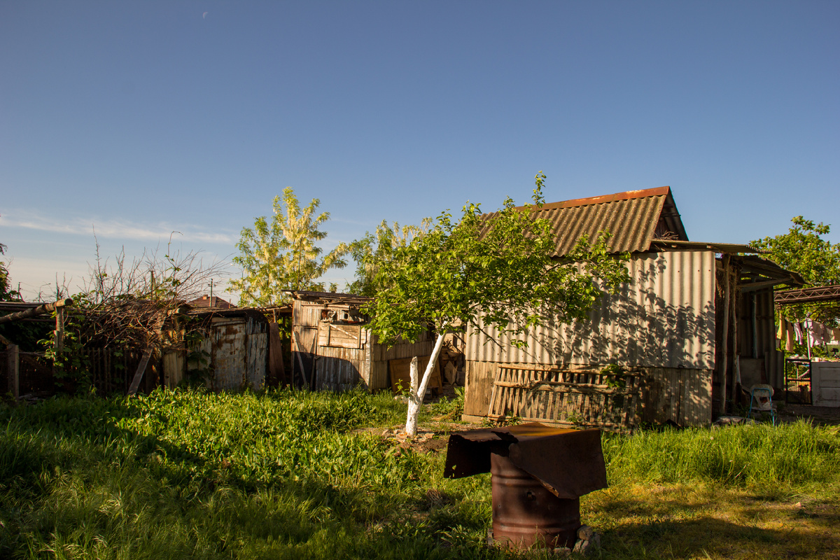 Фото автора. ещё не обработанная часть огорода. (И ещё не разобранные постройки)