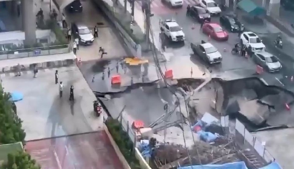    Видео обвала улицы в Бангкоке на глубину 50 метров выложили в Сеть Кадр видео