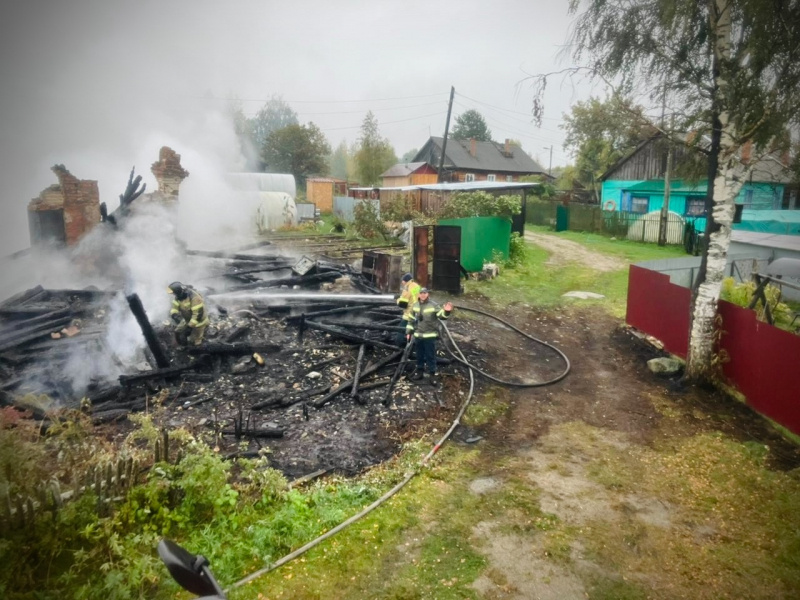    Страшный ночной пожар уничтожил дачу в Карелиипаблик "4 отряд ФПС по Республике Карелия"