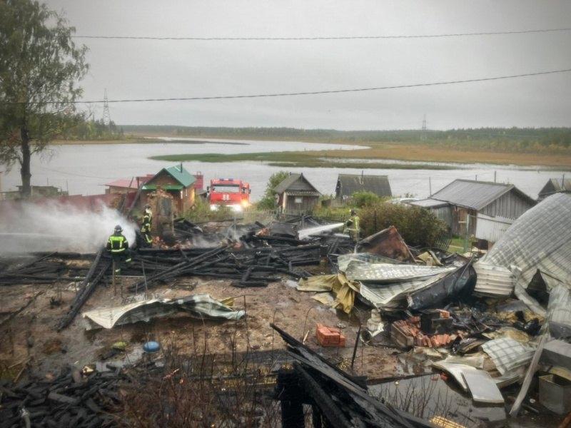    Страшный ночной пожар уничтожил дачу в Карелиипаблик "4 отряд ФПС по Республике Карелия"
