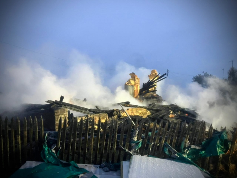    Страшный ночной пожар уничтожил дачу в Карелиипаблик "4 отряд ФПС по Республике Карелия"