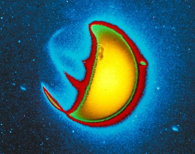 Первое изображение ультрафиолетового излучения внешней атмосферы Земли, геокороны, полученное с помощью телескопа, разработанного и построенного Джорджем Каррутерсом. Телескоп получил это изображение на Луне во время миссии «Аполлон-16» в 1972 году.