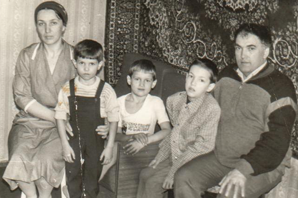 Али Исмаилов (четвертый слева) с родителями и братьями. Фото из личного архива Али Исмаилова. 