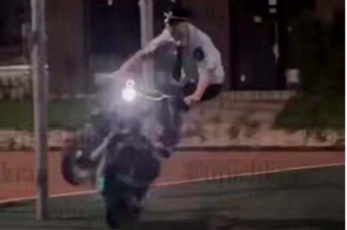    Мотоциклист в полицейской форме ответит за трюки на детской площадке