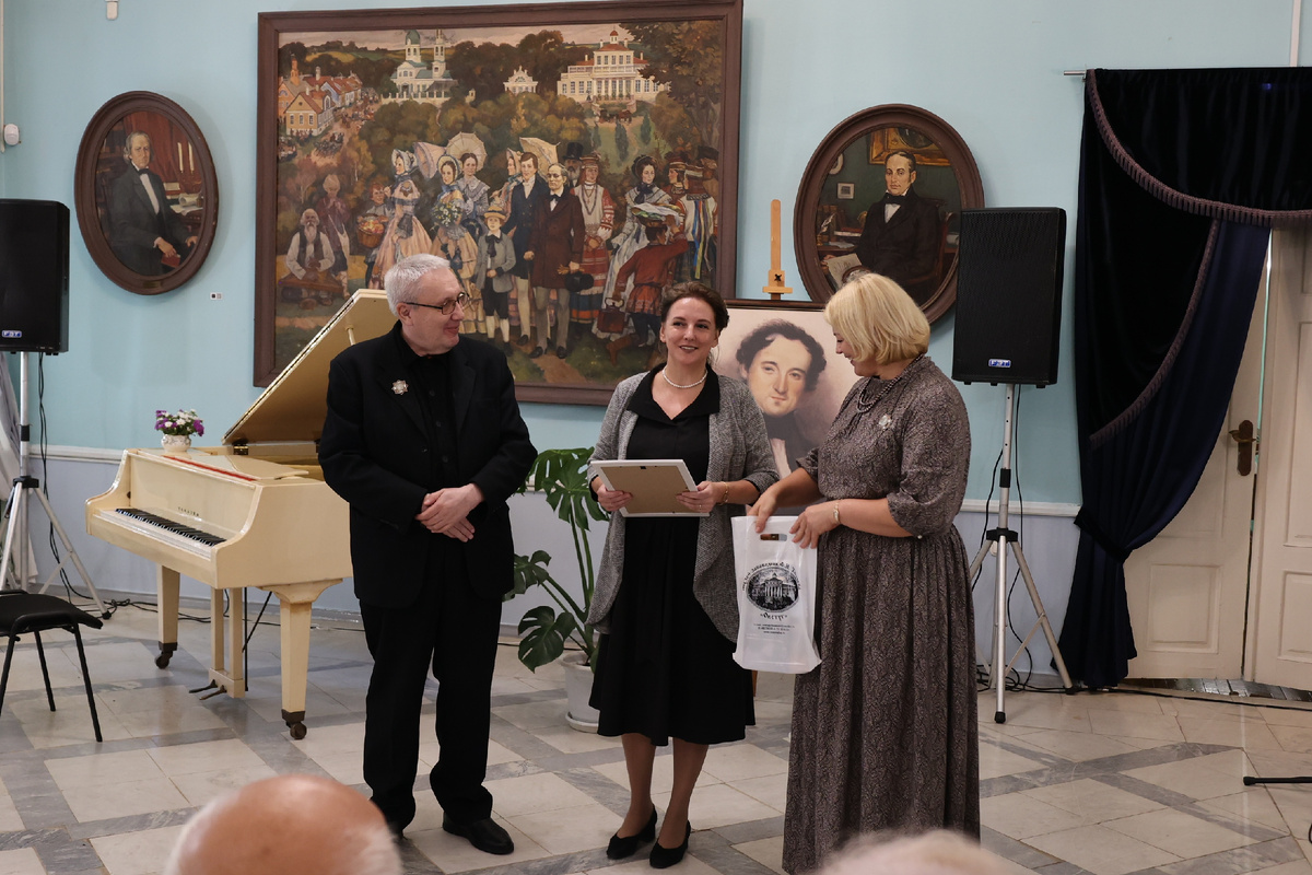 Елена Колесникова на церемонии вручения премий XVIII Международного литературного тютчевского конкусра "Мыслящий тростник-2025" в Овстуге. 