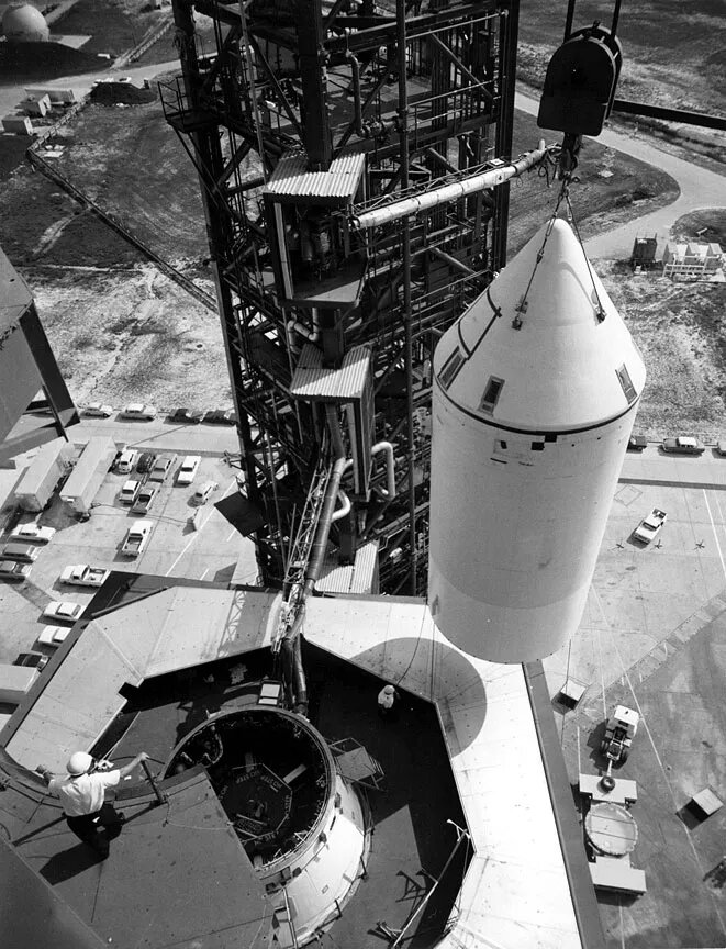 Модель космического корабля "Аполлон" BP-9A, вместе со спутником "Пегас-3" внутри поднимается для состыковкой с ракетой "Сатурн-1" SA-10.