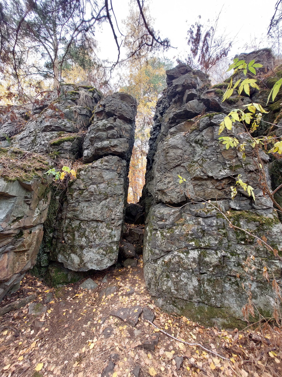 Расщелина. Фото: Наталья Латышева (Краеведы в кедах)