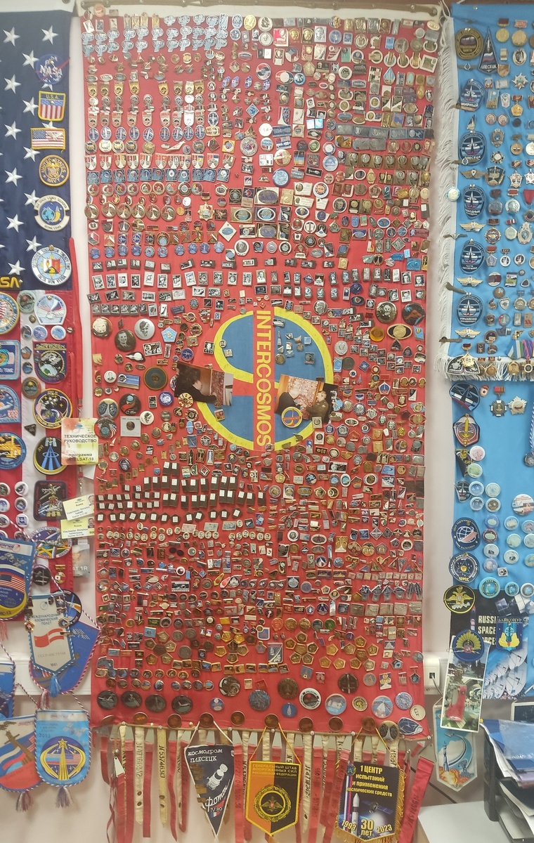 На этом флаге,   размещены  значки темы "Интеркосмос СССР" как отдельная часть в моей большой коллекции..... 