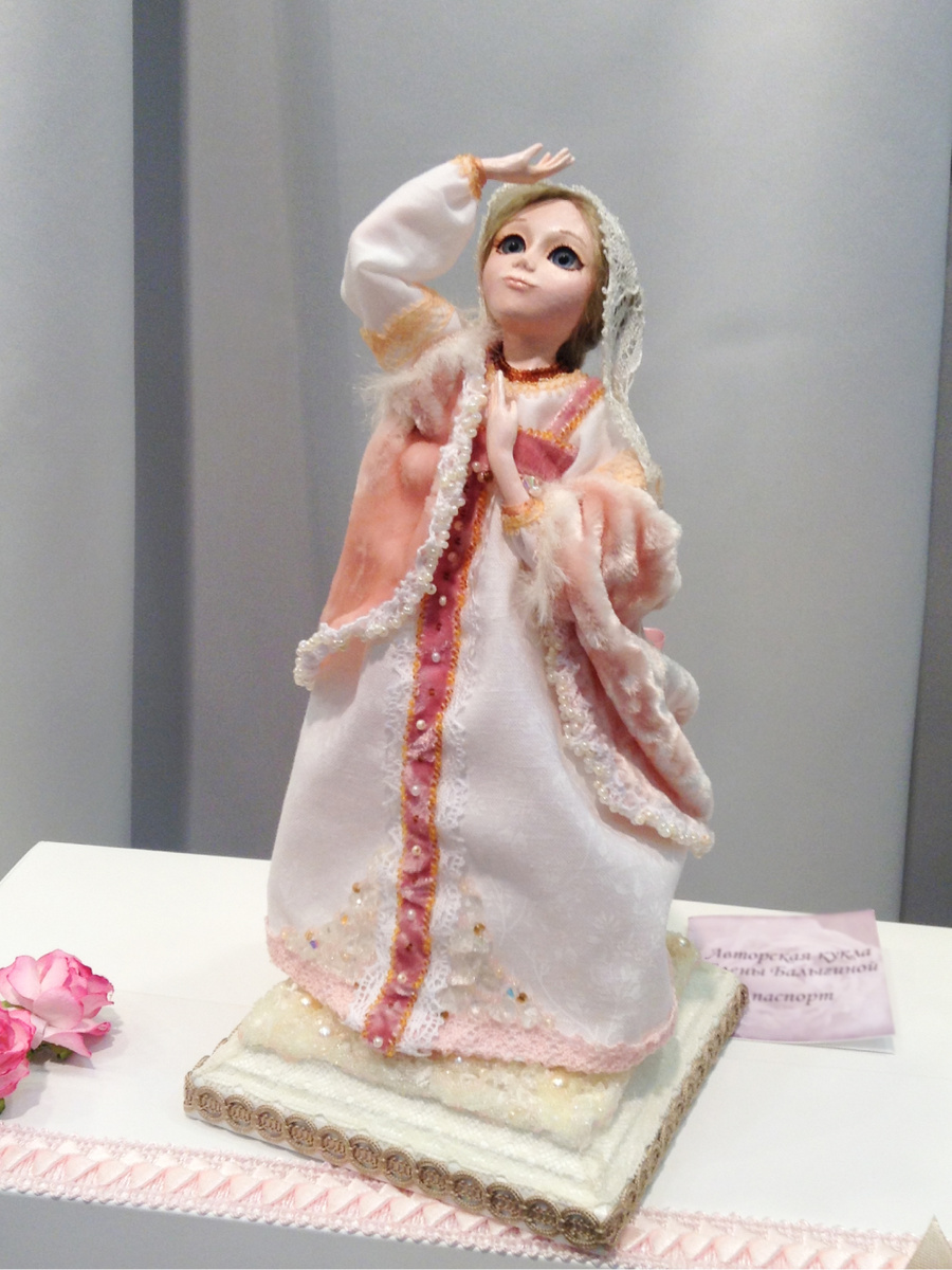Моя кукла «Молитва Снегурочки» на Международном салоне кукол в Москве в 2013 году. Формат участия — стенд