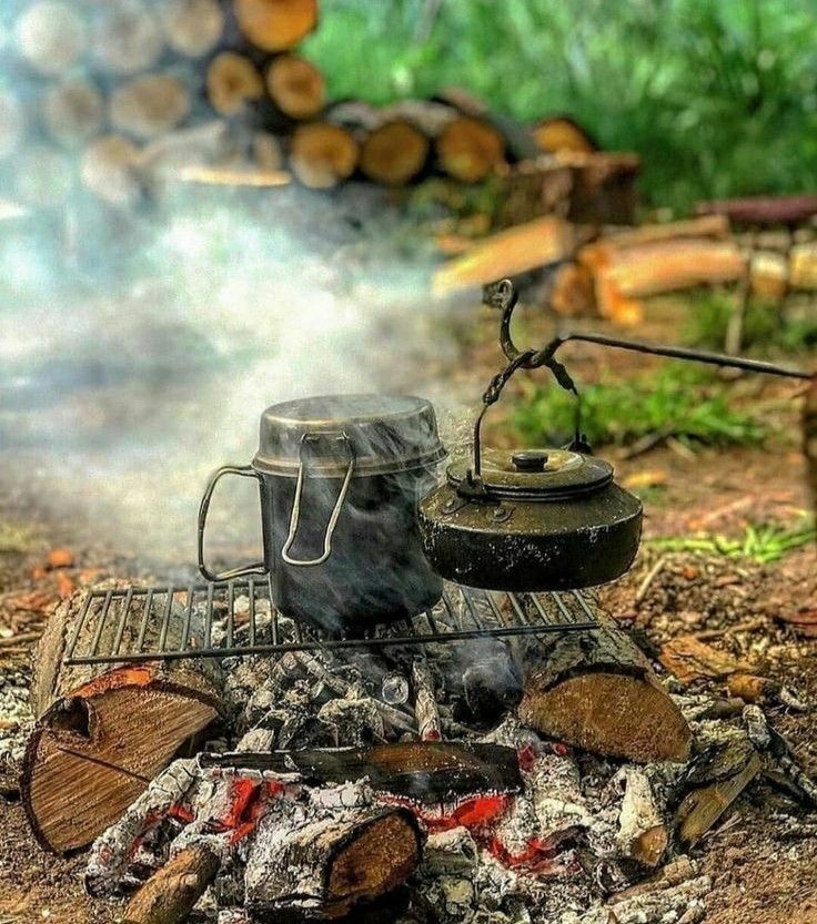 Многие, кто бывал у костра, замечали любопытное явление: куда бы ты ни сел, дым словно нарочно тянется именно к тебе. Сделаешь шаг в сторону — через пару минут он снова в твоём лице. Это раздражает, но ещё больше интригует: неужели дым действительно «выбирает» человека? Конечно, нет. Всё объясняется законами физики.