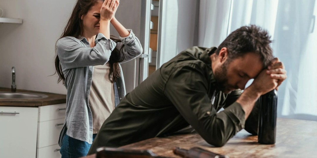 10 лет спасала мужа-алкоголика, жертвуя всем. Раскрываю правду, как потеряла друзей и работу, прежде чем уйти от него