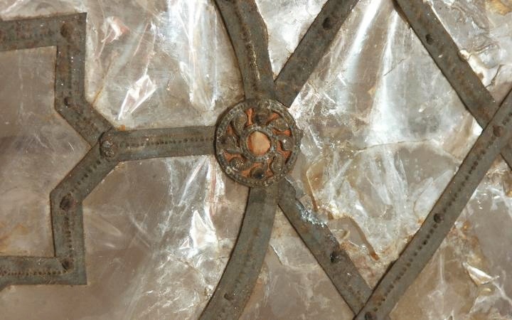 Слюда размещалась между железными прутьями. Сами слюдяные пластины были неправильной формы, поэтому мастерам прежде всего приходилось соединять их между собой, чтобы получить ромб или другую форму. Но именно благодаря этому получался этот характерный и неповторимый эффект блеска и переливов. 