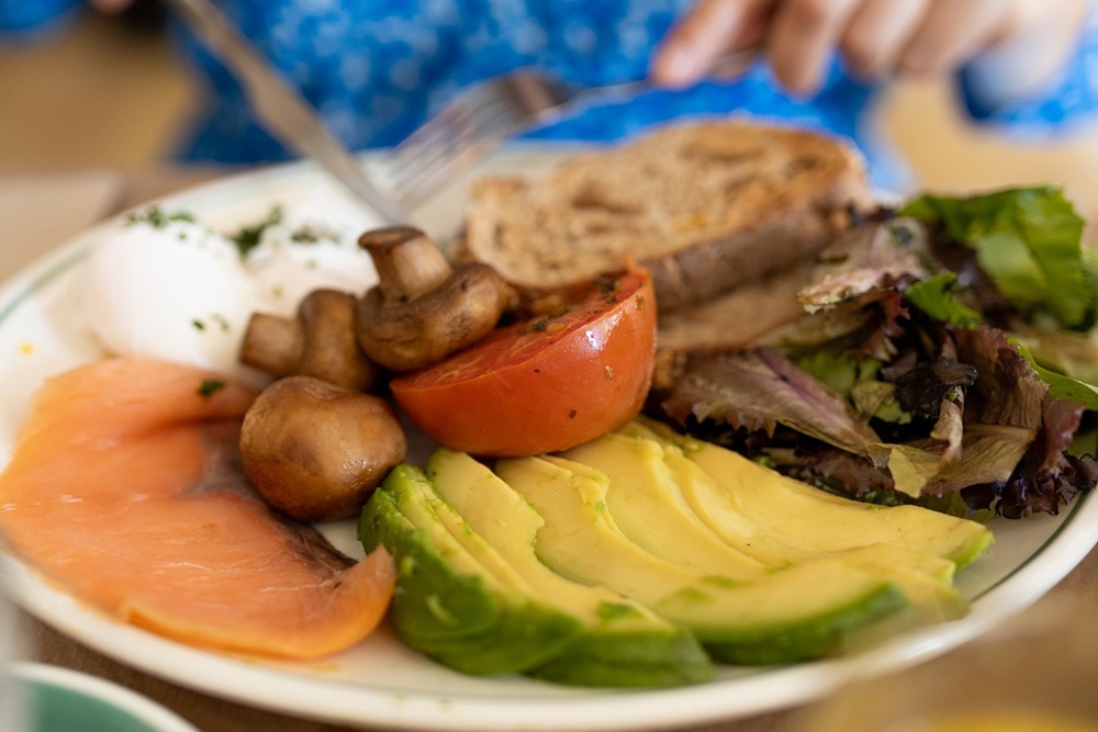    Когда человек спит меньше нормы, уровень гормона сытости падает, а сигнал голода, наоборот, усиливается. В результате уже утром возникает тяга к более калорийной пище. / Фото: iStock