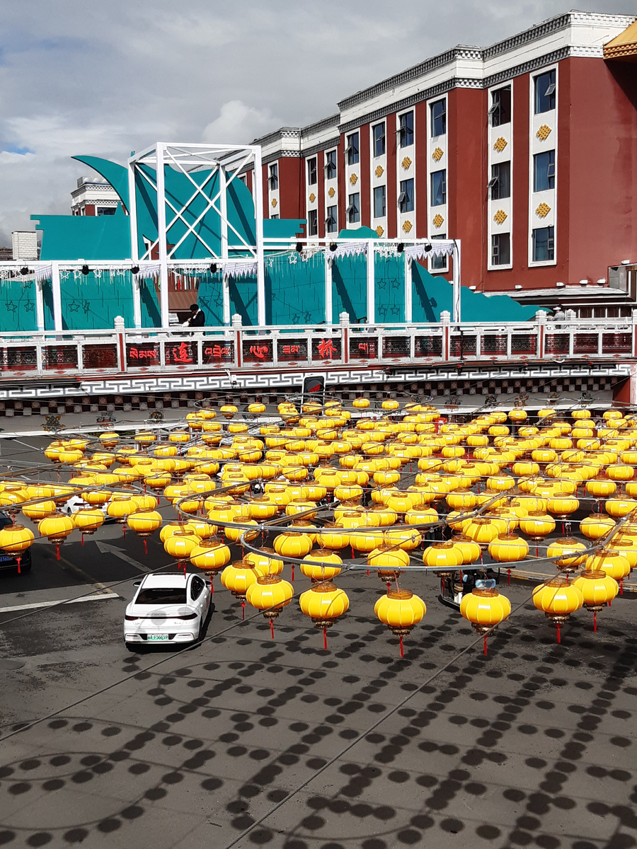 В Лхасе необычные "воздушные" переходы улиц. Это очень удобно и красиво - смотреть на город сверху