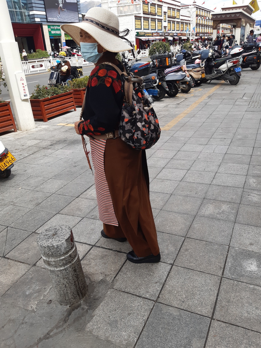 Шляпа и передник - одни из самых необходимых аксессуаров. Национальное и яркое носят женщины всех возрастов