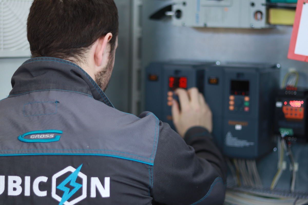 Инженер ИЦ "Рубикон" работает со шкафом управления