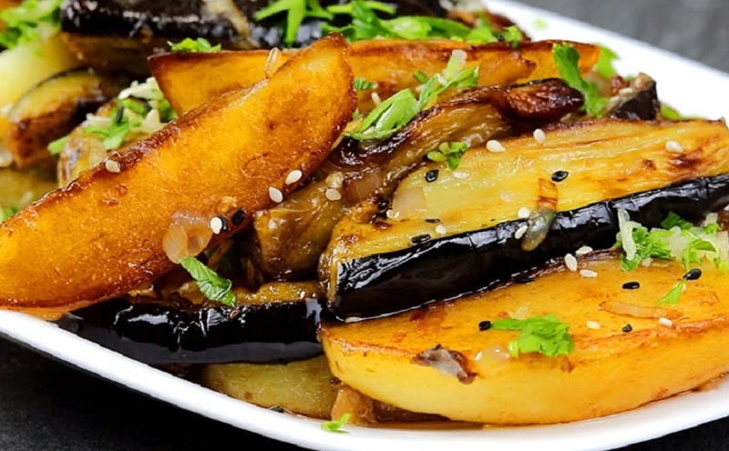 Баклажаны с картофелем на сковороде: быстрый рецепт для сытного ужина