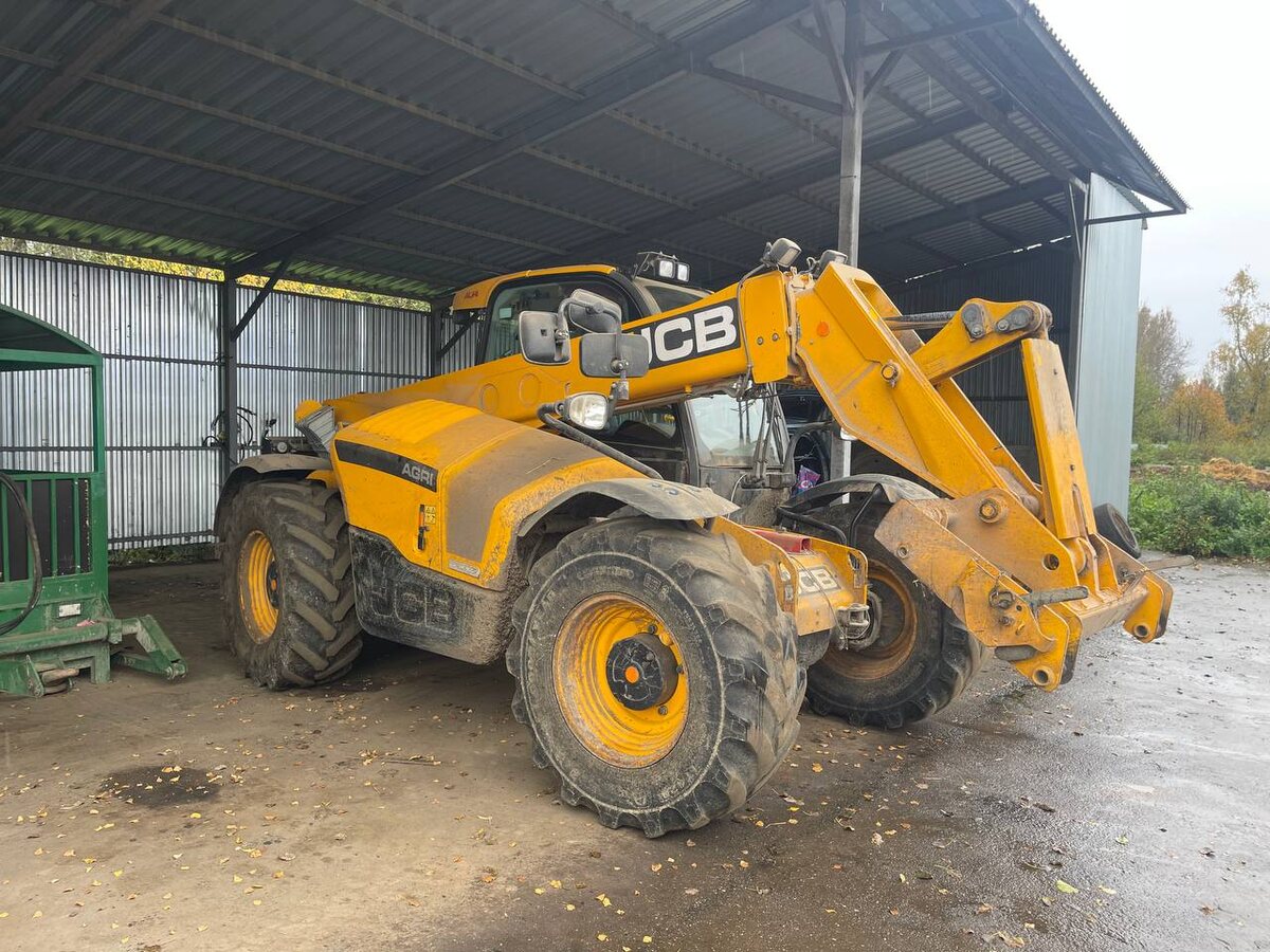 JCB 5XC Stage V на рабочей площадке