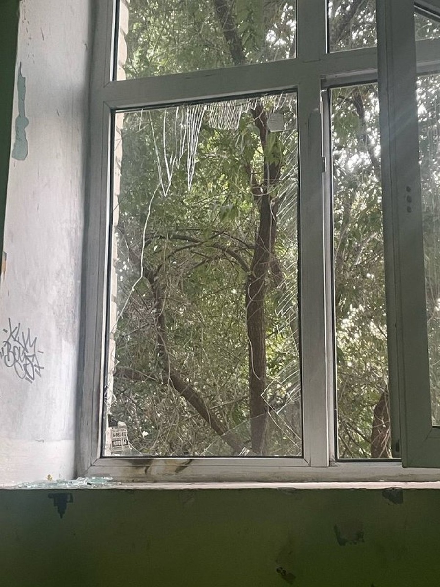    Разбитое окно в подъезде на втором этаже. Предоставлено "Комсомолке"