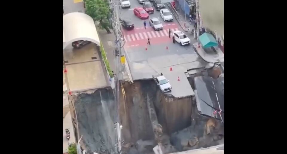    В Бангкоке обрушилась дорога. Источник: Кадр из видео "ВКонтакте"
