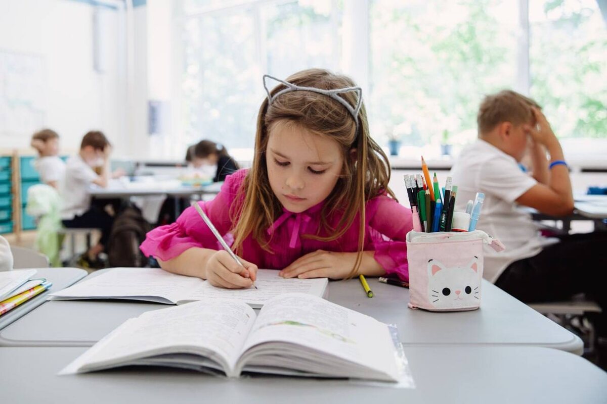 Ученица Макарун выполняет задание.