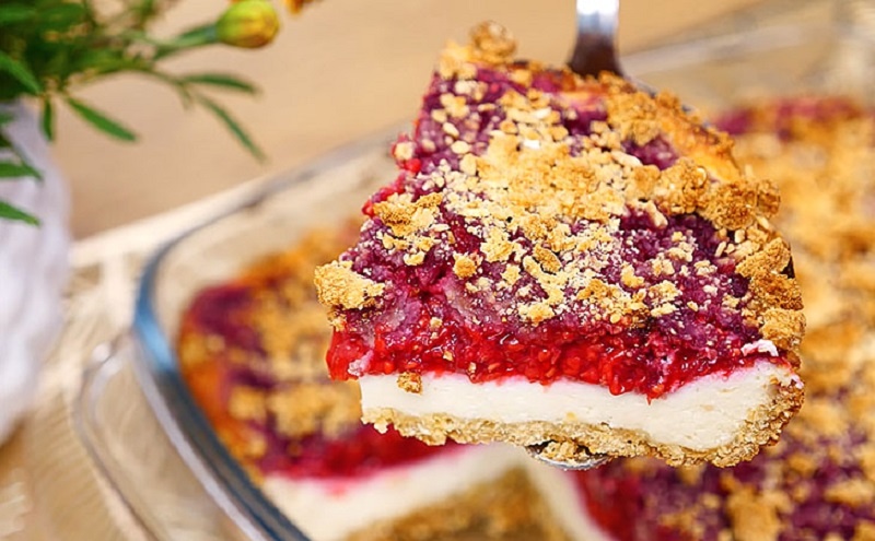 Запеканка с творогом, овсянкой и малиной: десерт, который удивит всех