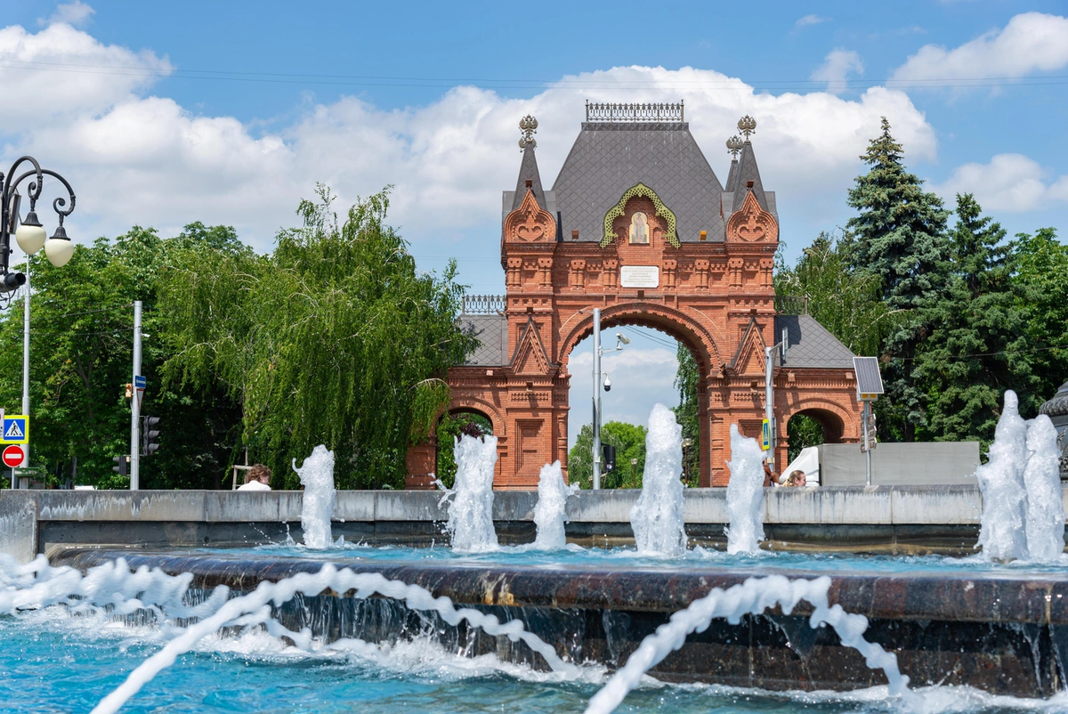 Триумфальная Александровская арка в Краснодаре. Источник фото: Shutterstock/Fotodom.ru