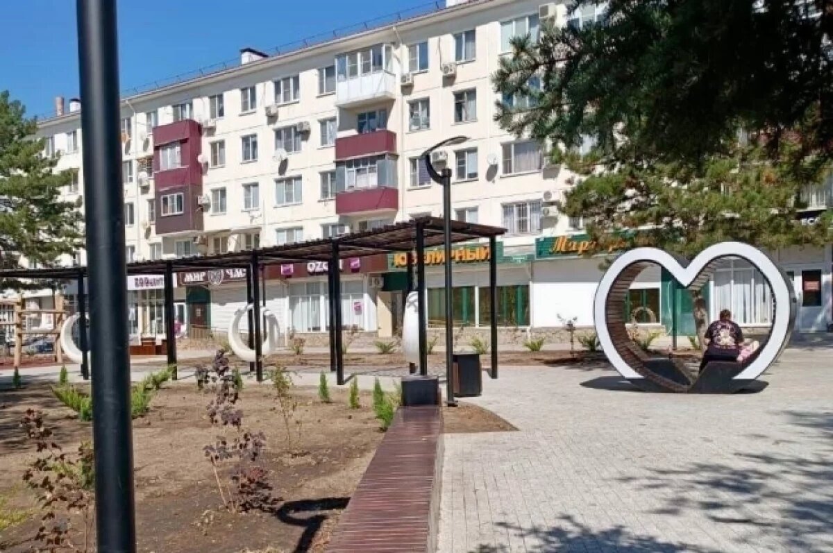    В Темрюке завершают благоустройство общественной территории