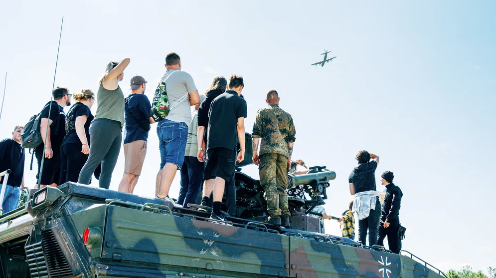 Популярный, но непривлекательный работодатель: тысячи заинтересованных людей посещают войска в День вооружённых сил, как здесь, в Нойбранденбурге, летом 2025 года. Немногие хотят служить в бундесвере © Никита Терёшин для DIE ZEIT