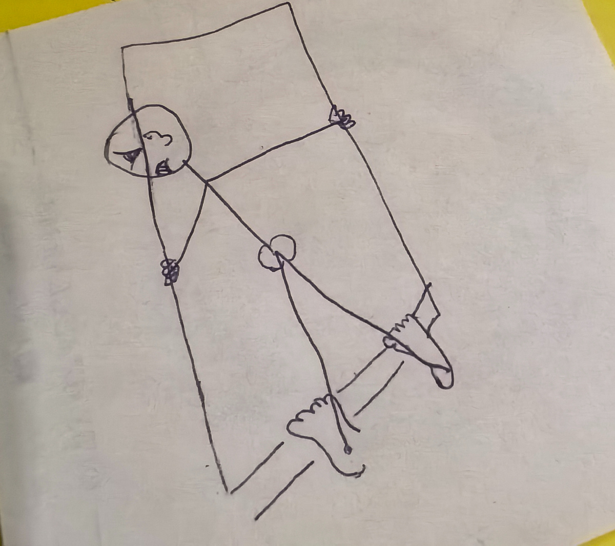 Ноги прямые, стопы на расстоянии двух стоп. 