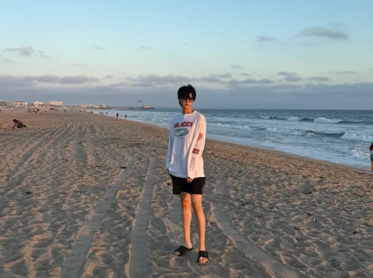 Отчетливо виден мышечный рельеф. 🐺