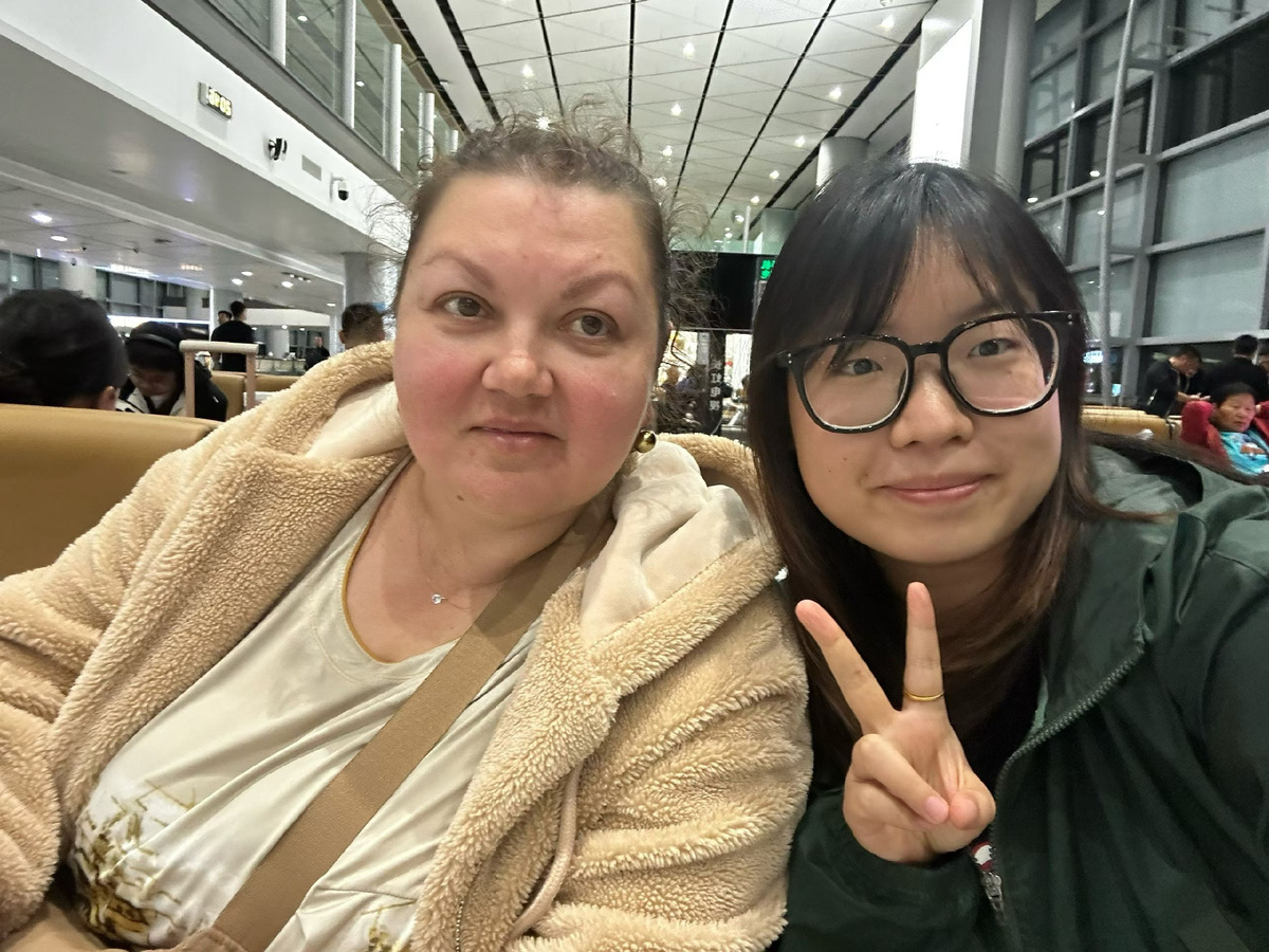 Жду самолёт в аэропорту Сианя. Нам задержали рейс. Познакомилась с молодыми китаянками. 