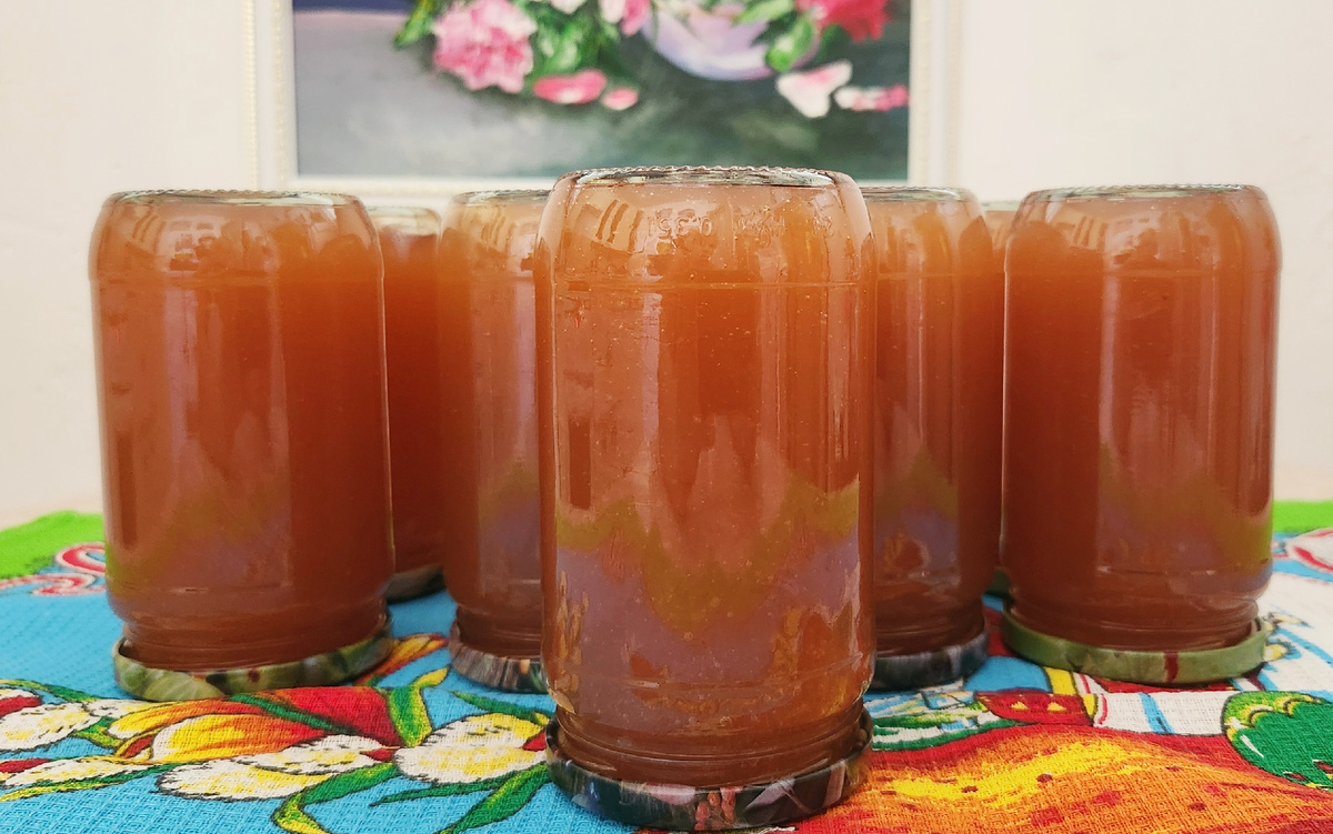 Девять баночек густого, янтарного яблочного повидла! Буду еще закатывать.