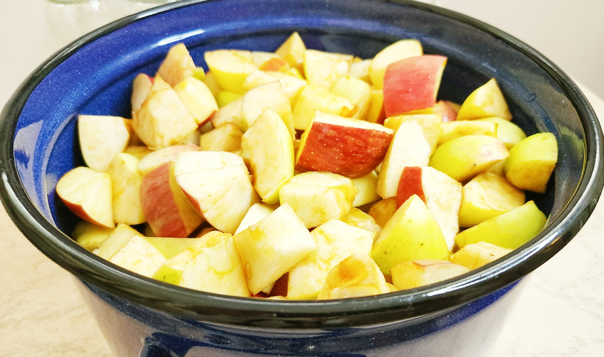 Яблоки почистила и порезала. 