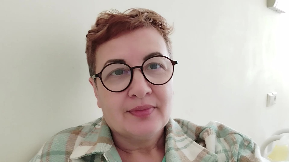 Фото автора. Фоталась сама на телефон развернув на себя камеру. Это я в больнице в августе 2025