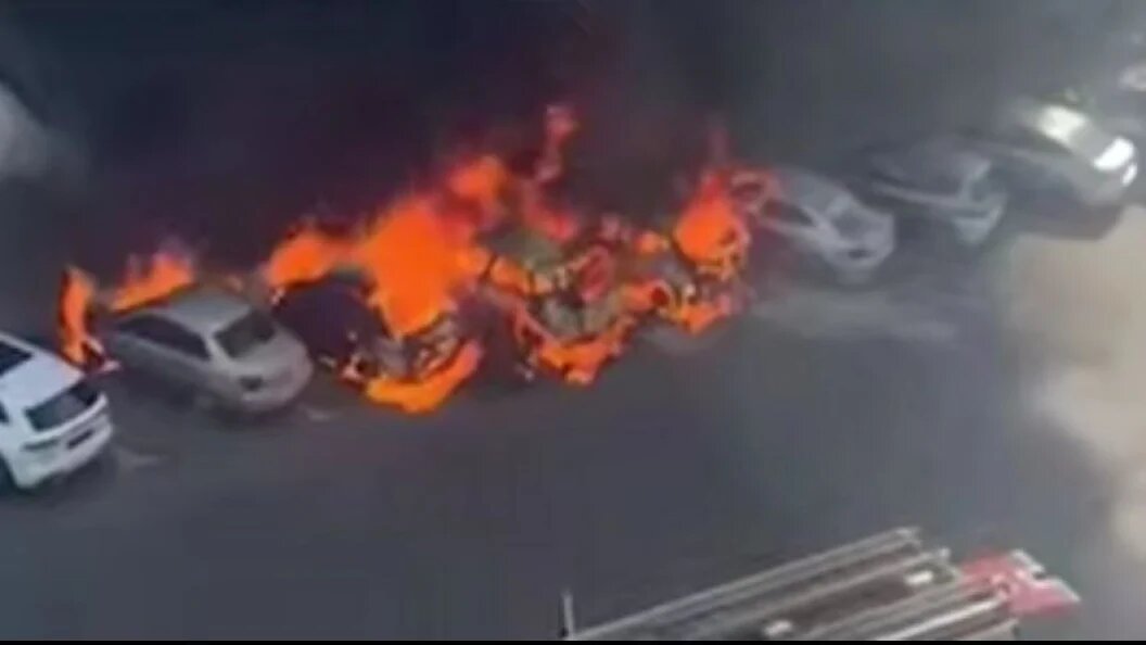    На парковке загорелись несколько автомобилей после падения дрона. Фото: SHOT