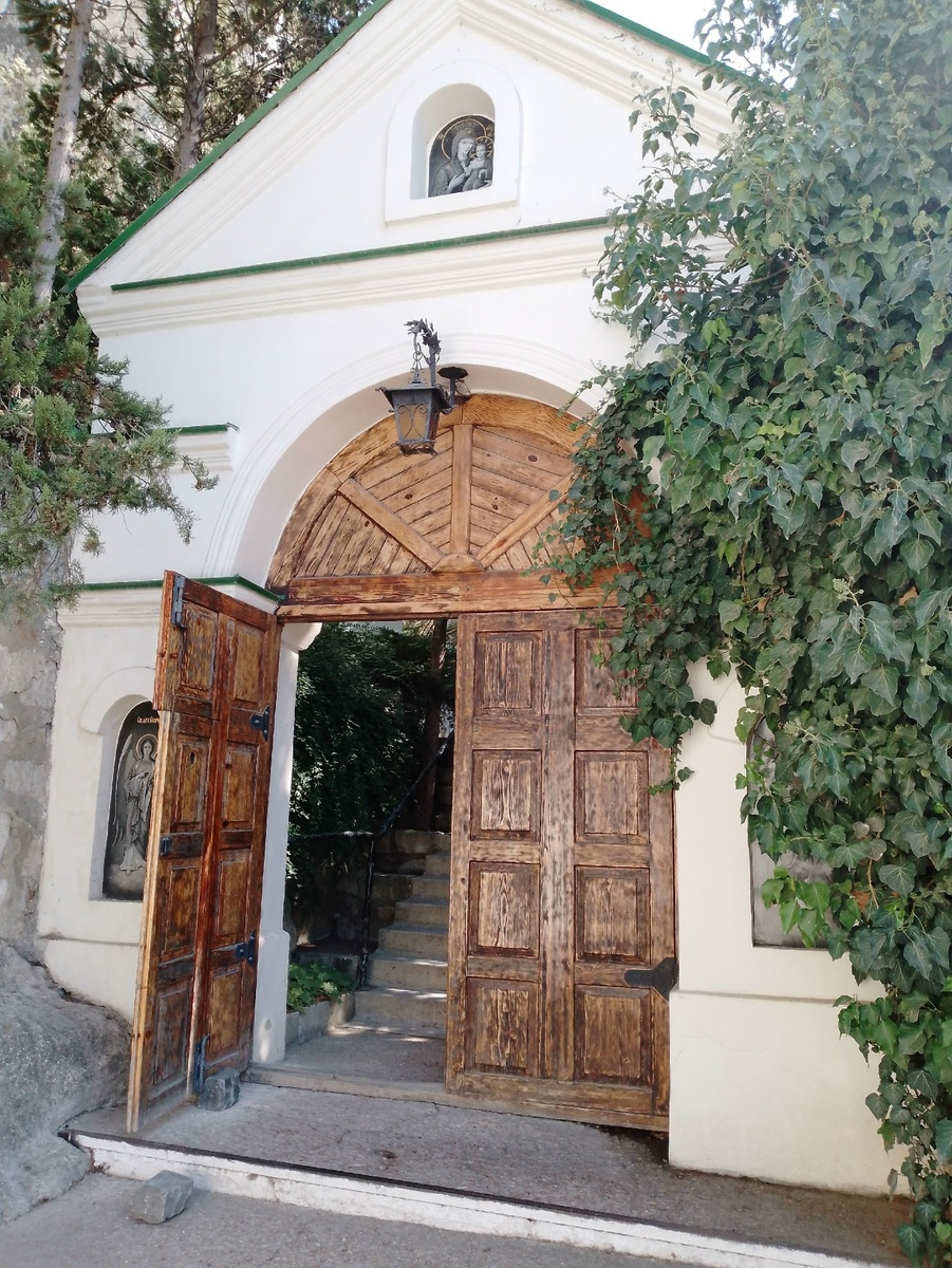 Вход к пещерным храмам.